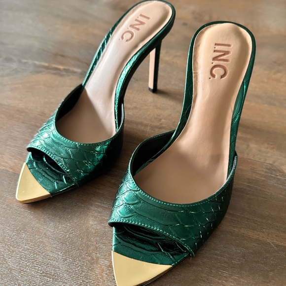 INC Amra Emerald Snake Sandals - Picture 5 of 6